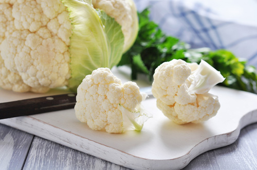 one cauliflower head and two cauliflower florets